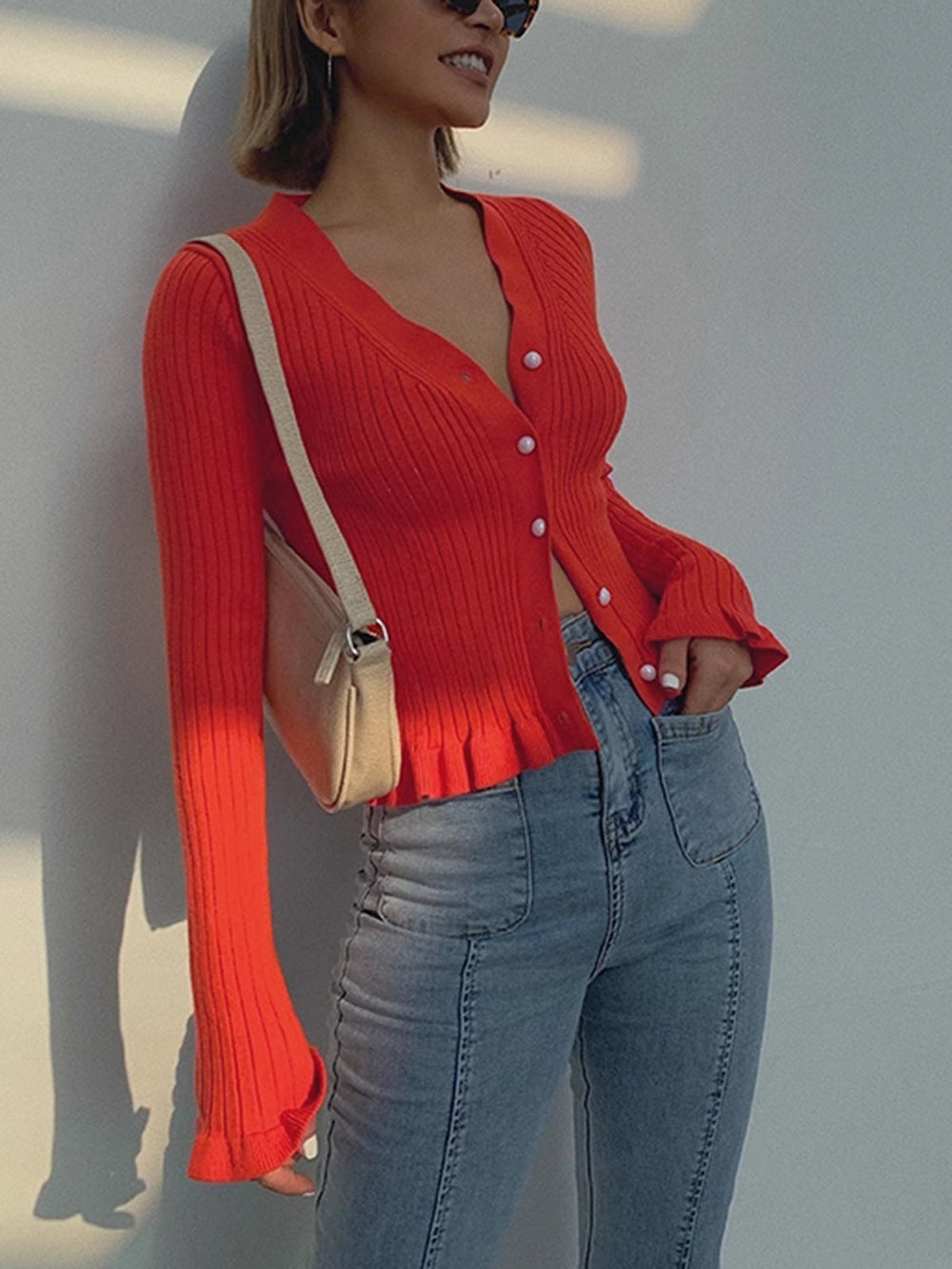 Cardigan femme doux et confortable à boutons, parfait pour la mode quotidienne et le style facile.