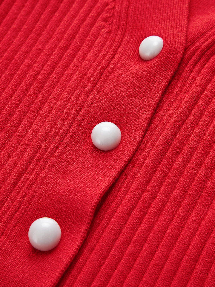 Cardigan femme chic rouge à boutons, essentiel pour un style polyvalent et un confort optimal.