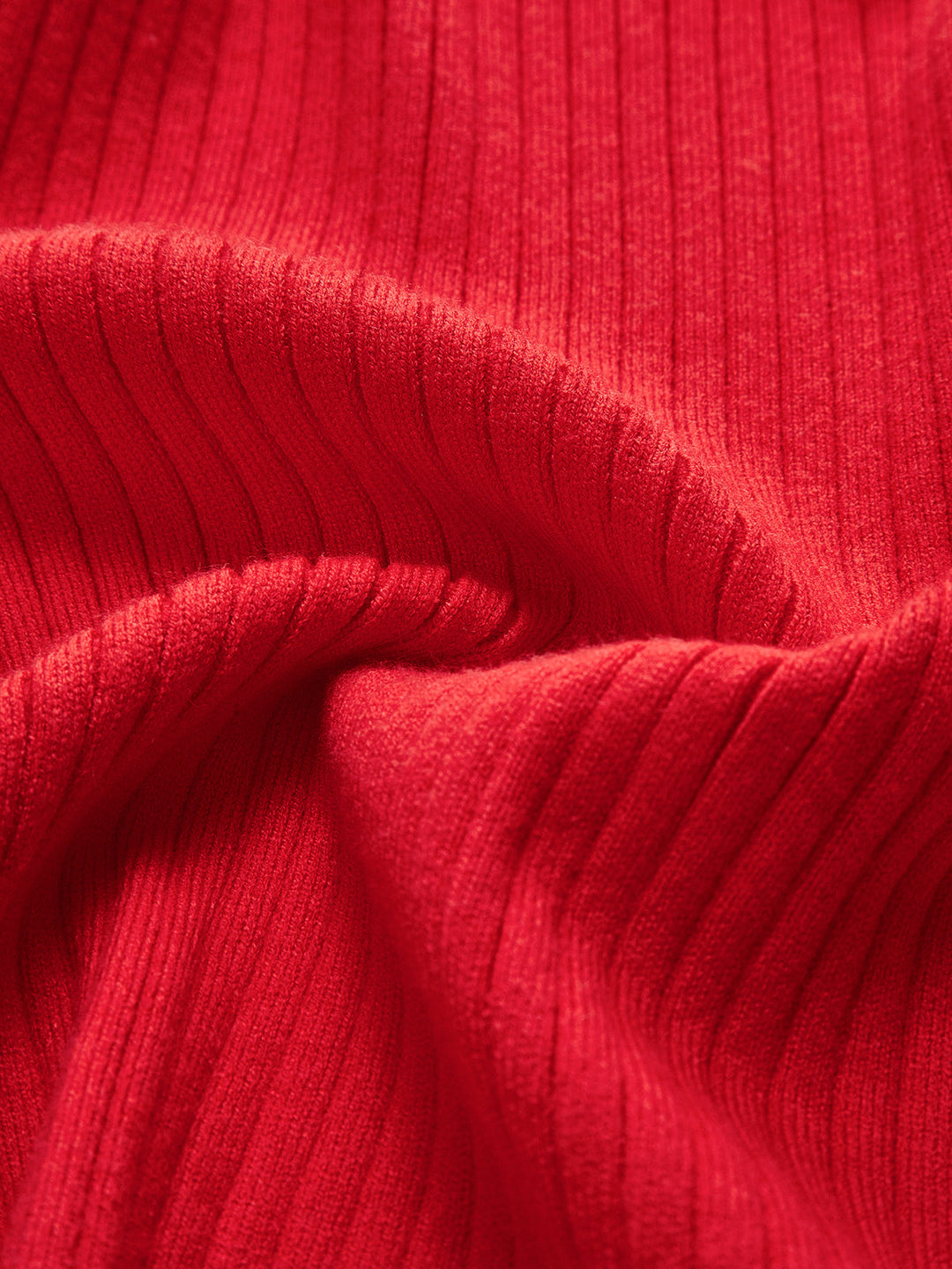 Haut femme cardigan à boutons rouge vif, ajoutant une touche d'élégance facile à toute tenue.