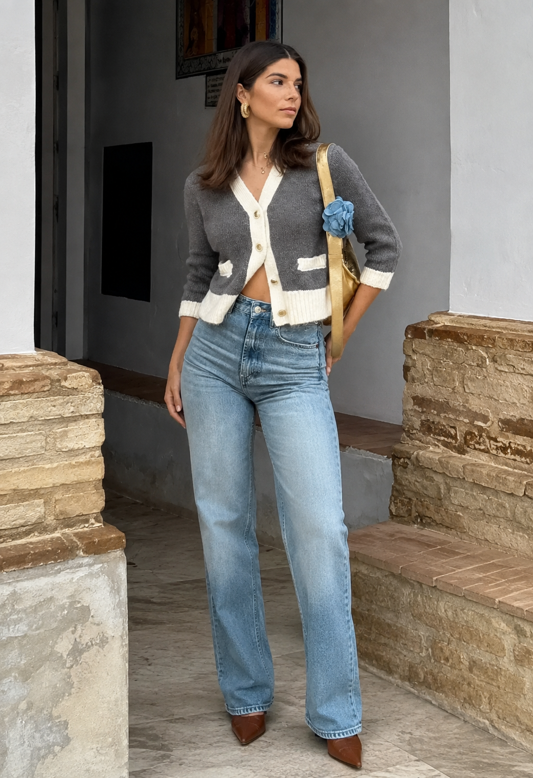 Cardigan femme gris chic à col V et fermeture boutonnée. Longueur taille, idéal pour un look moderne et polyvalent.
