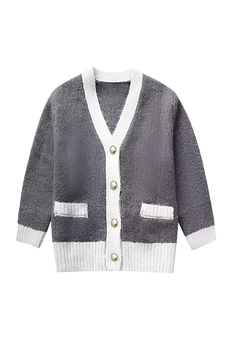 Vue détaillée du cardigan femme gris moderne, col V et rangée de boutons. Pièce élégante et polyvalente.