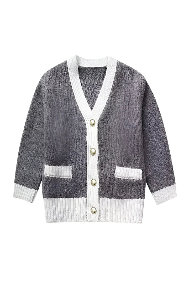 Vue détaillée du cardigan femme gris moderne, col V et rangée de boutons. Pièce élégante et polyvalente.