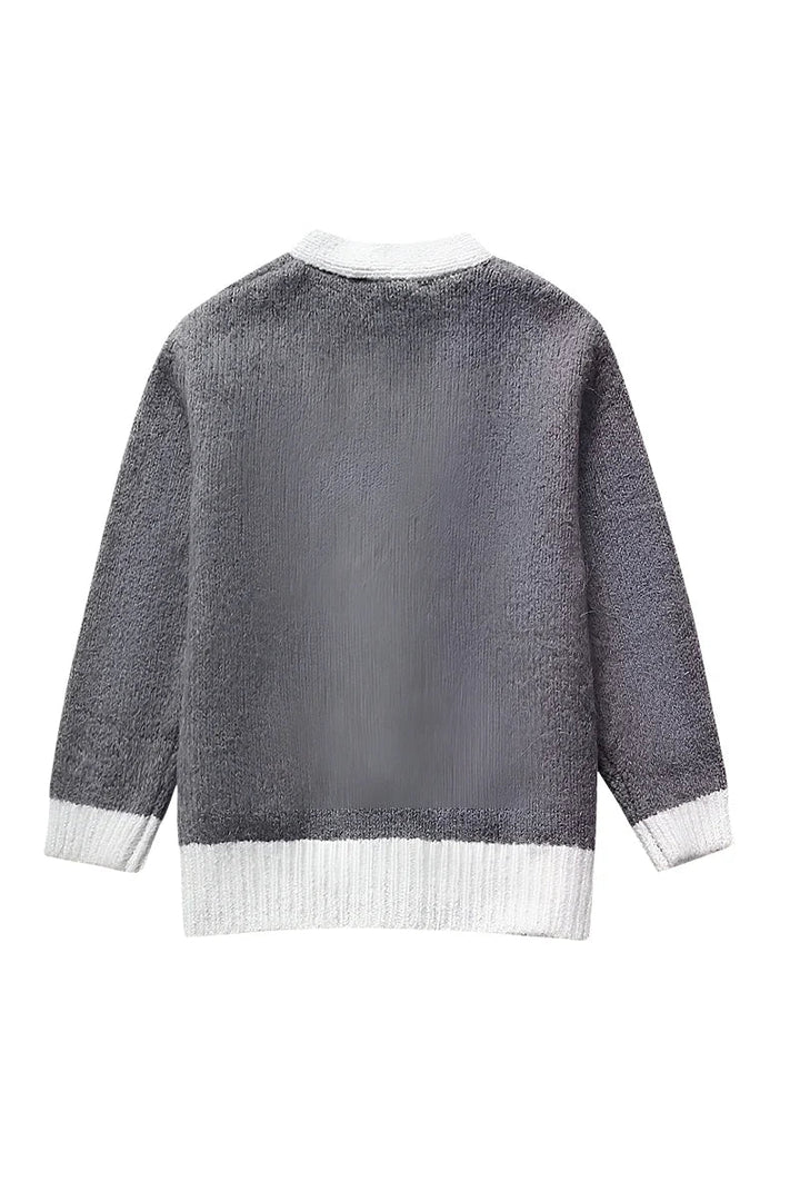 Cardigan femme gris à col V, boutons discrets. Vêtement élégant et décontracté, parfait pour un style moderne et féminin.
