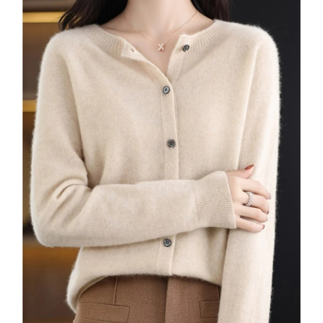 Cardigan femme polyvalent, col rond et boutons, idéal pour un usage quotidien chic et confortable.