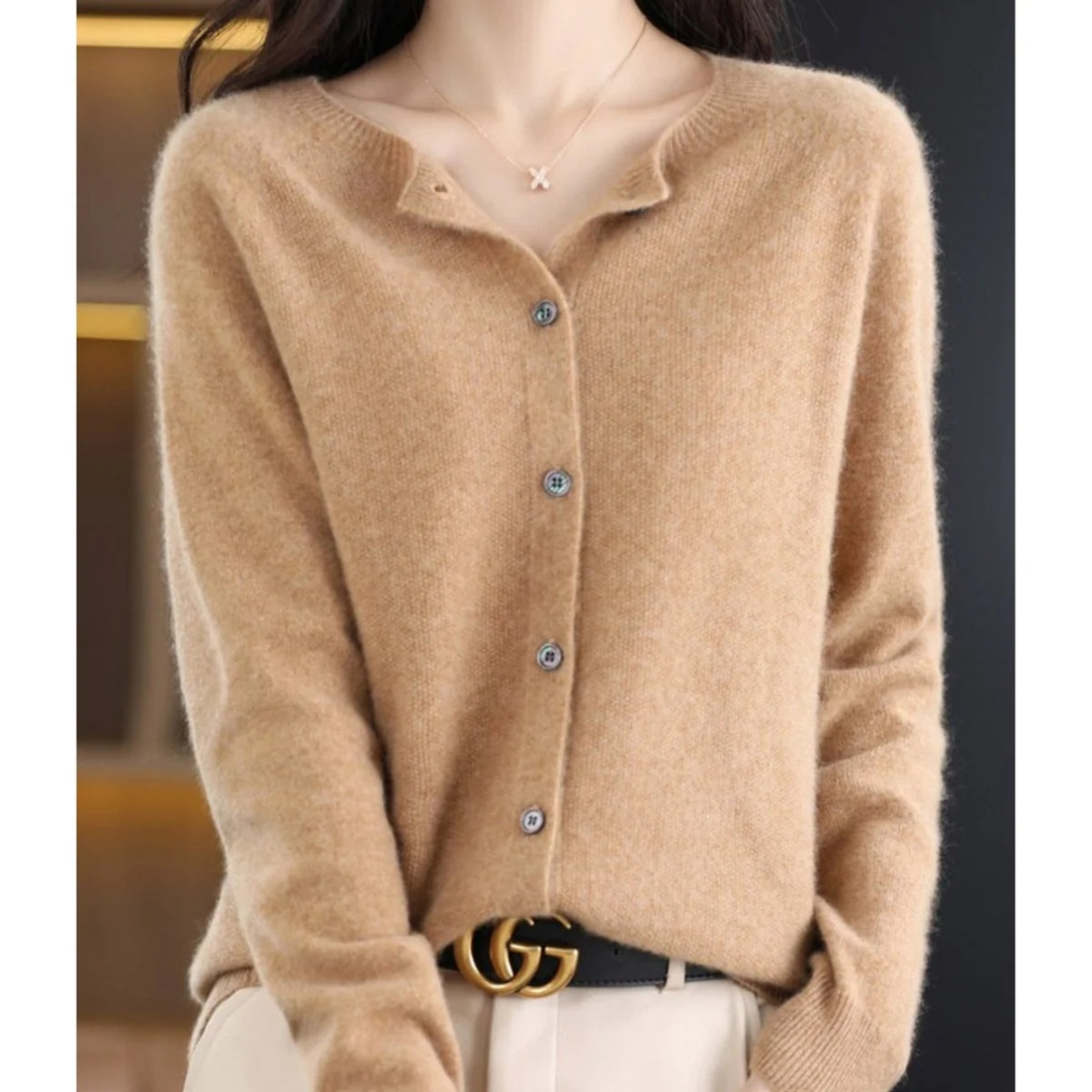 Cardigan femme décontracté chic, col rond, boutons, un indispensable mode confortable.