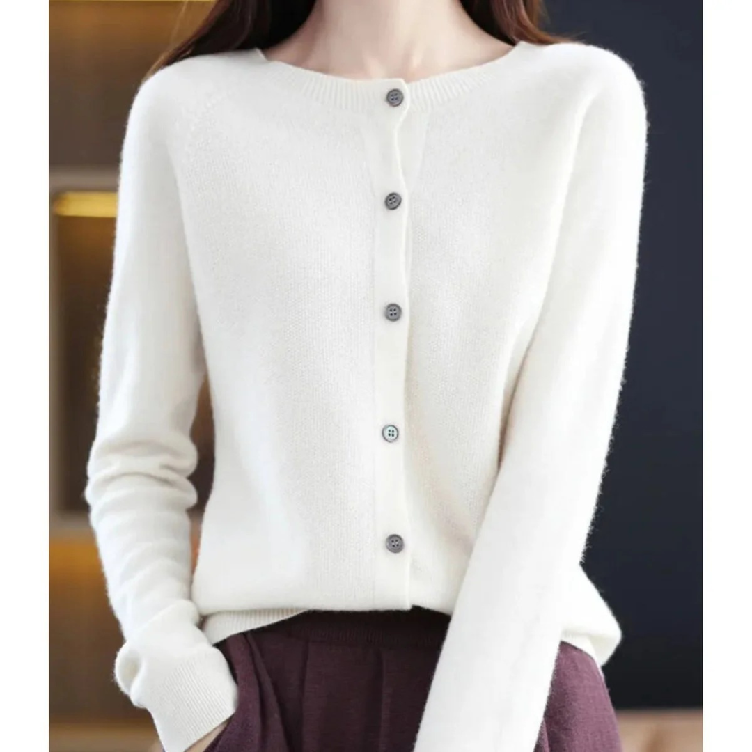 Cardigan femme à col rond et boutons, parfait pour une superposition élégante en mode automne.