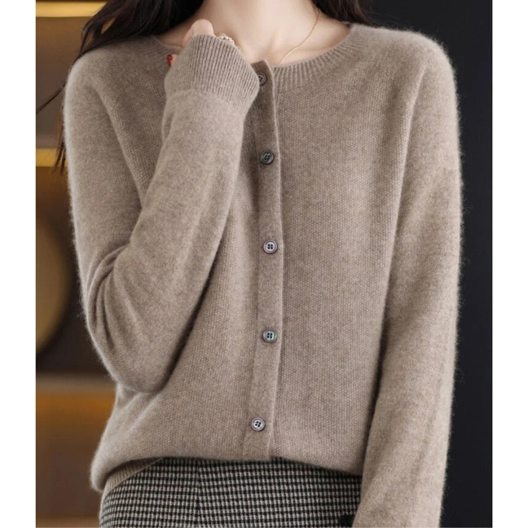 Cardigan femme chic à col rond avec boutons, idéal pour la mode automne.