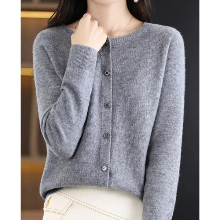 Cardigan femme confortable et élégant, col rond, boutons, pour un look mode polyvalent.