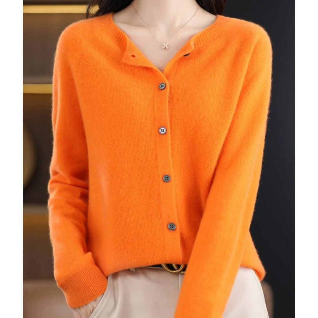 Cardigan femme avec jolis boutons et col rond, look chic pour l'automne et la superposition.