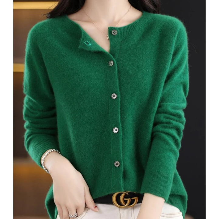 Cardigan maille femme douce, col rond, boutons, confortable et chic pour l'automne.