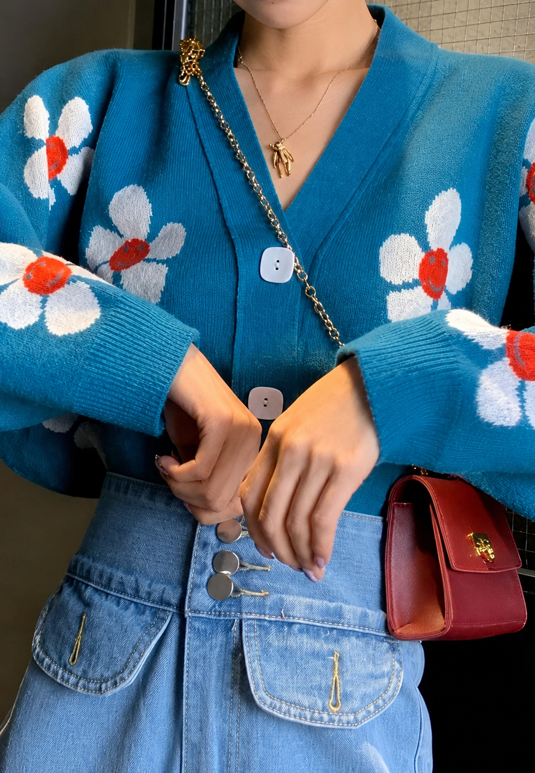 Cardigan douillet femme à imprimé floral, col V. Parfait pour l'automne-hiver, style mode élégant et chaud.
