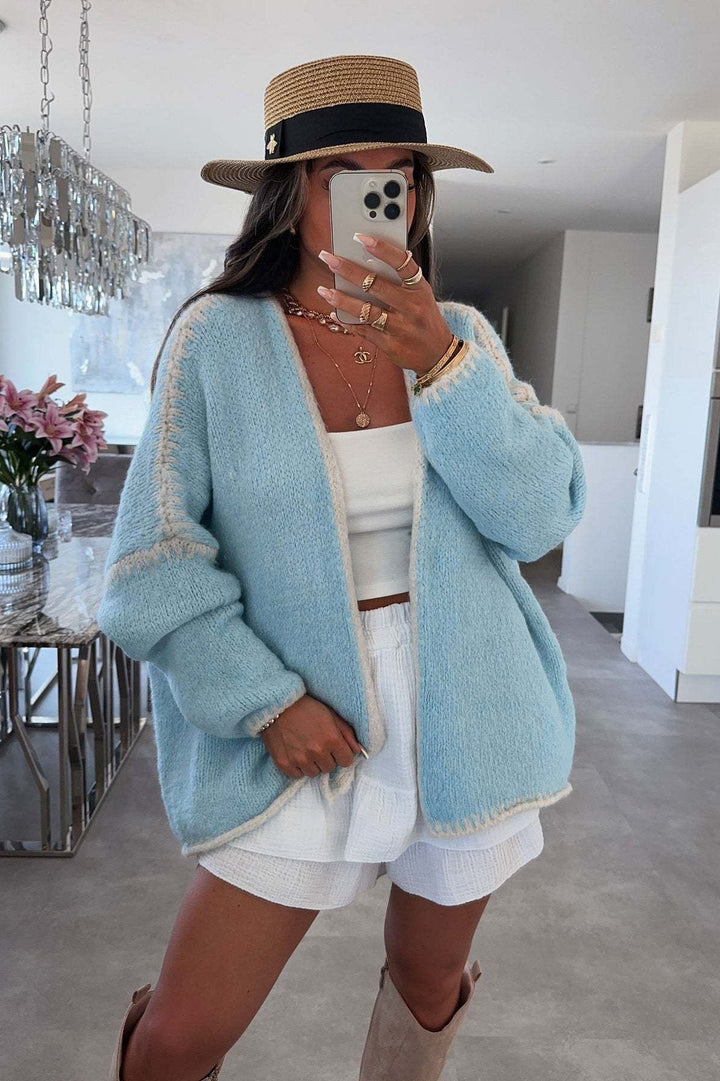 Cardigan ample femme à manches longues et bordures contrastées. Essentiel pour un style décontracté et la superposition mode.