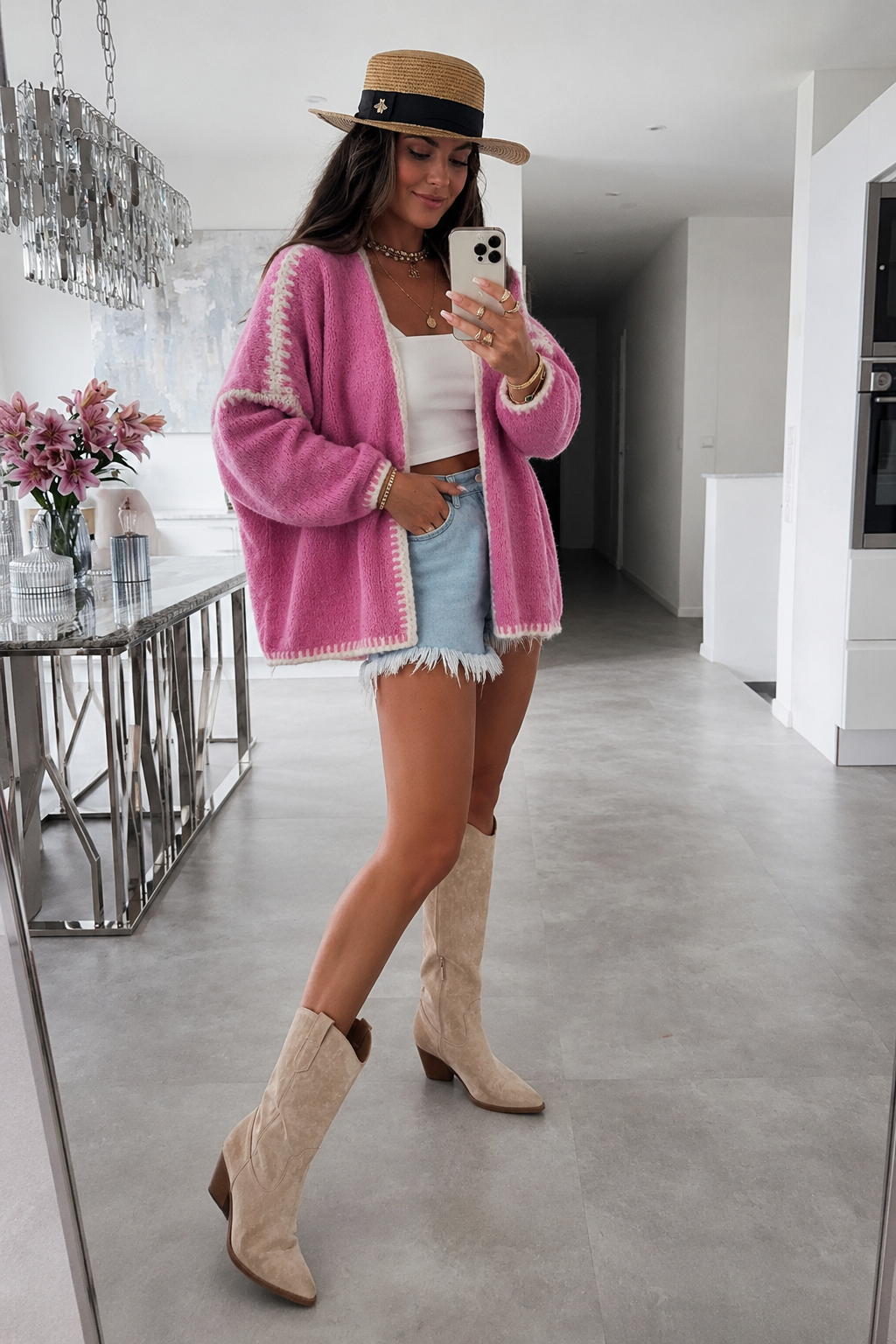 Cardigan femme chic décontracté avec bordures contrastées, coupe ample et manches longues. Vêtement idéal superposition.