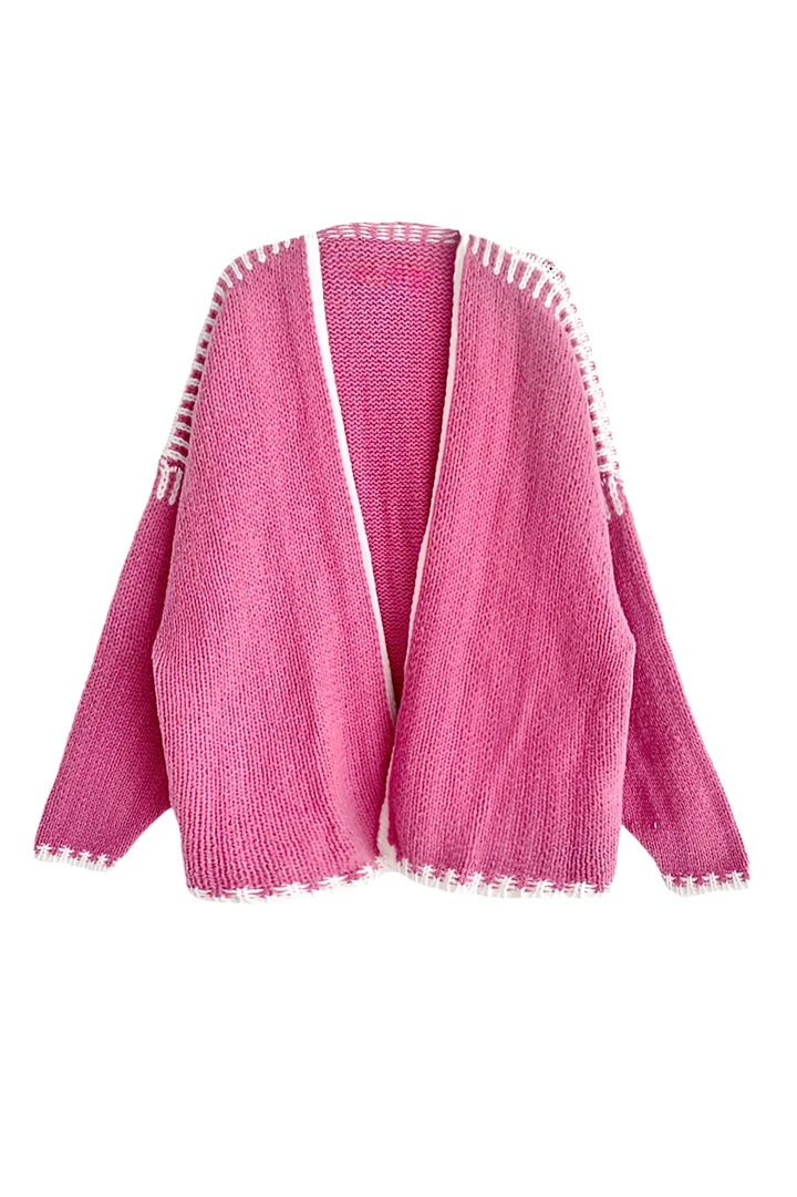 Femme en cardigan ample à bordures contrastées et manches longues. Style décontracté chic, parfait pour l'automne.
