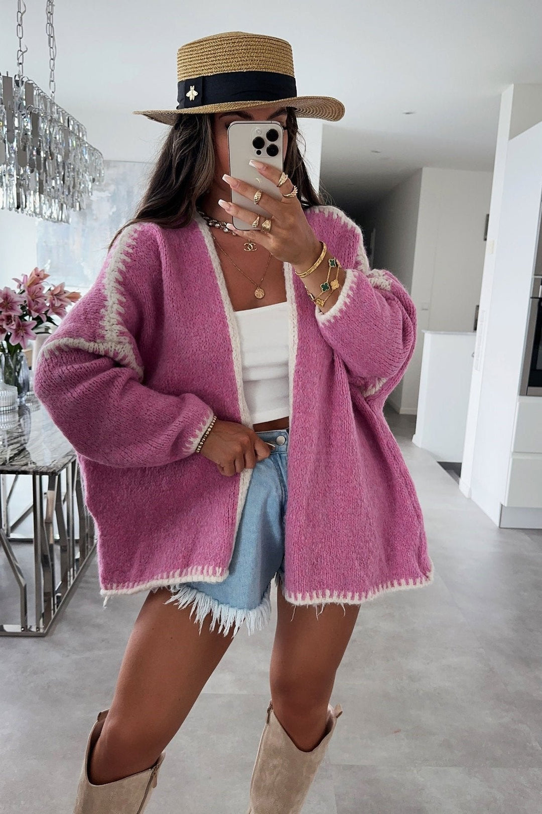 Cardigan ample femme, bordures contrastées, manches longues. Style décontracté, parfait pour la mode automne.