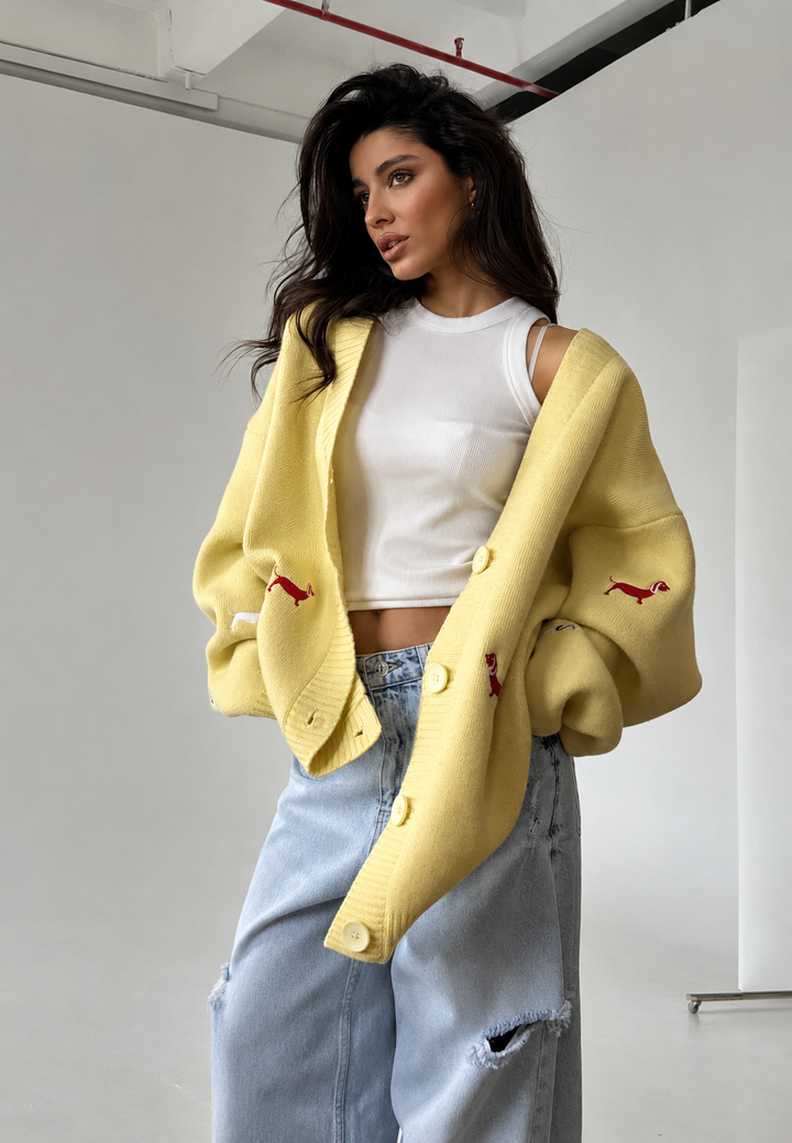 Cardigan femme oversize polyvalent à motif teckel, parfait pour superposer et créer des tenues automnales mignonnes.