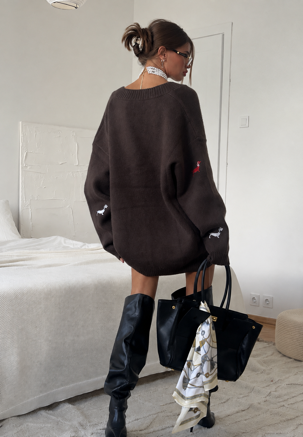 Cardigan femme confortable et doux, coupe oversize avec un adorable motif teckel. Idéal pour la mode automne.