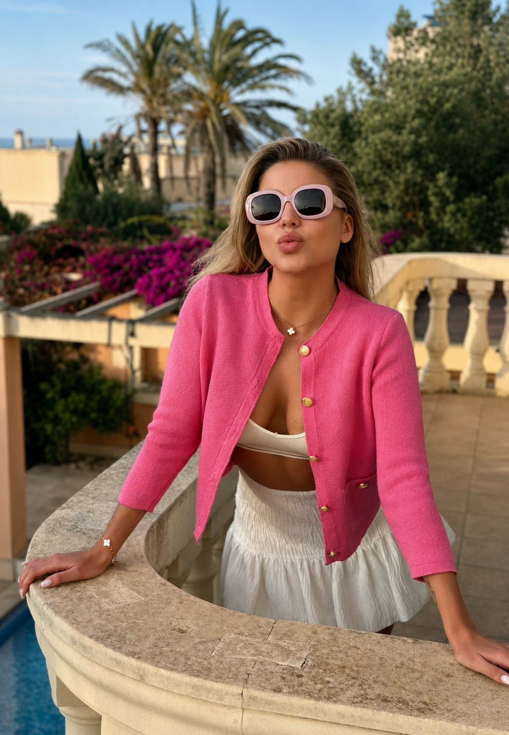 Gros plan sur les boutons dorés étincelants d'un cardigan femme chic, ajoutant une touche élégante.