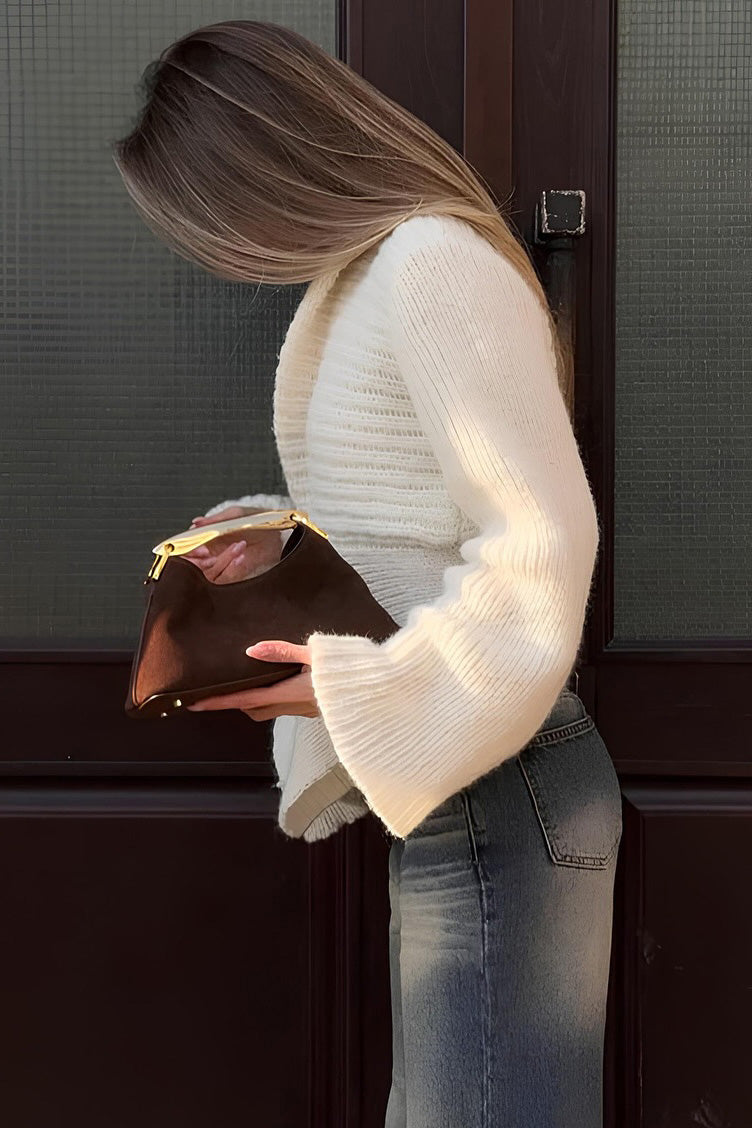Vêtement femme moderne : cardigan blanc à manches larges, boutonné, idéal pour un look chic et décontracté.