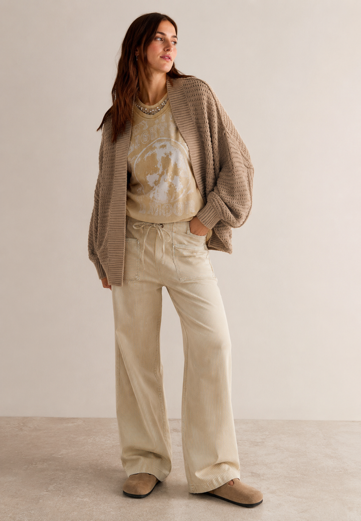 Cardigan femme élégant Solveig, manches amples, motif ajouré léger. Idéal pour superposition chic.