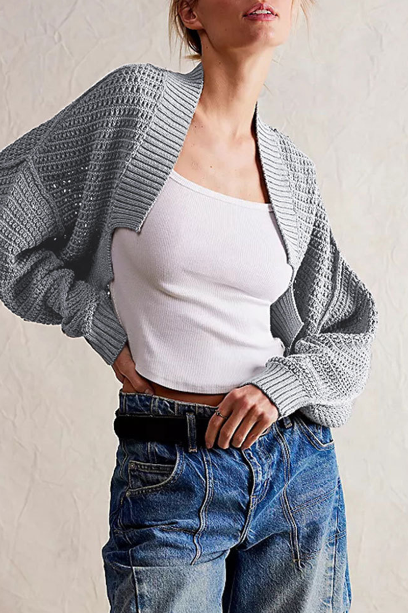 Cardigan femme Solveig élégant, motif ajouré raffiné, manches amples. Un vêtement chic et actuel.