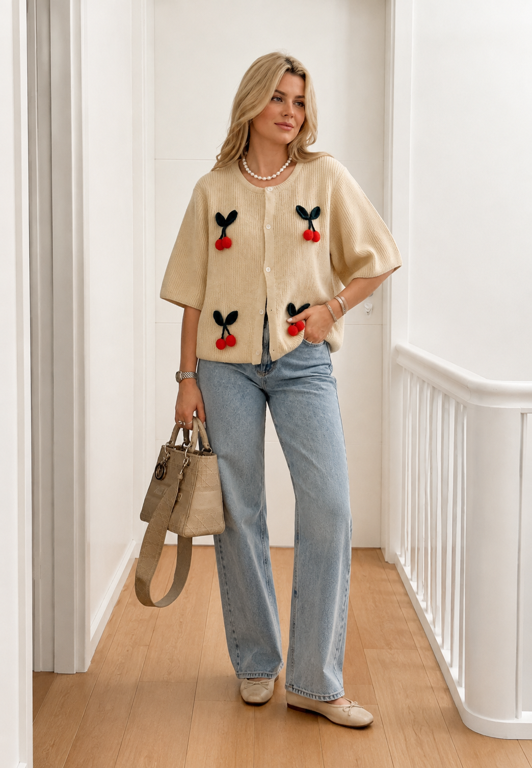 Cardigan léger femme à cerises rouges et manches courtes. Vêtement mode ample parfait pour l'été et le printemps.