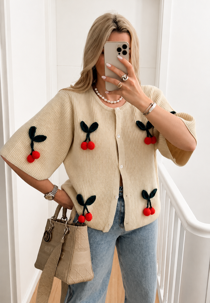 Cardigan femme élégant à motif cerises, manches courtes ample. Idéal pour un look chic décontracté printemps/été.