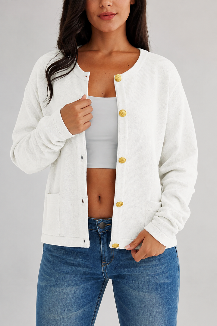 Modèle portant un cardigan Sorelia femme élégant, col rond et boutons. Confort quotidien assuré.