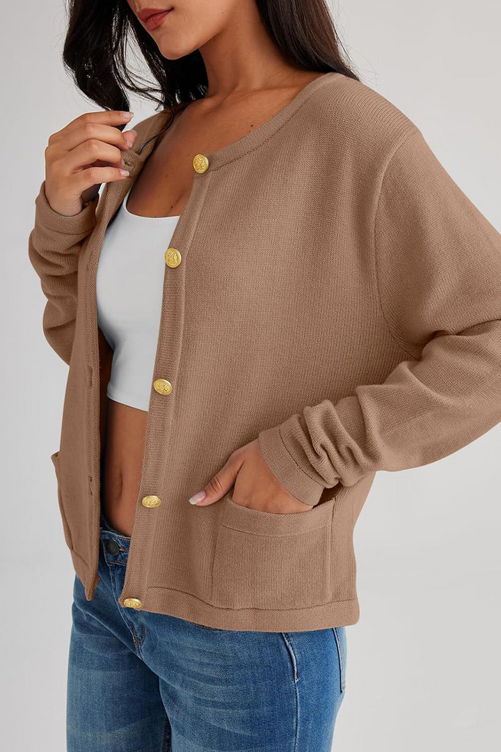 Cardigan femme Sorelia élégant à col rond, boutons et poches. Parfait pour un look chic et quotidien.