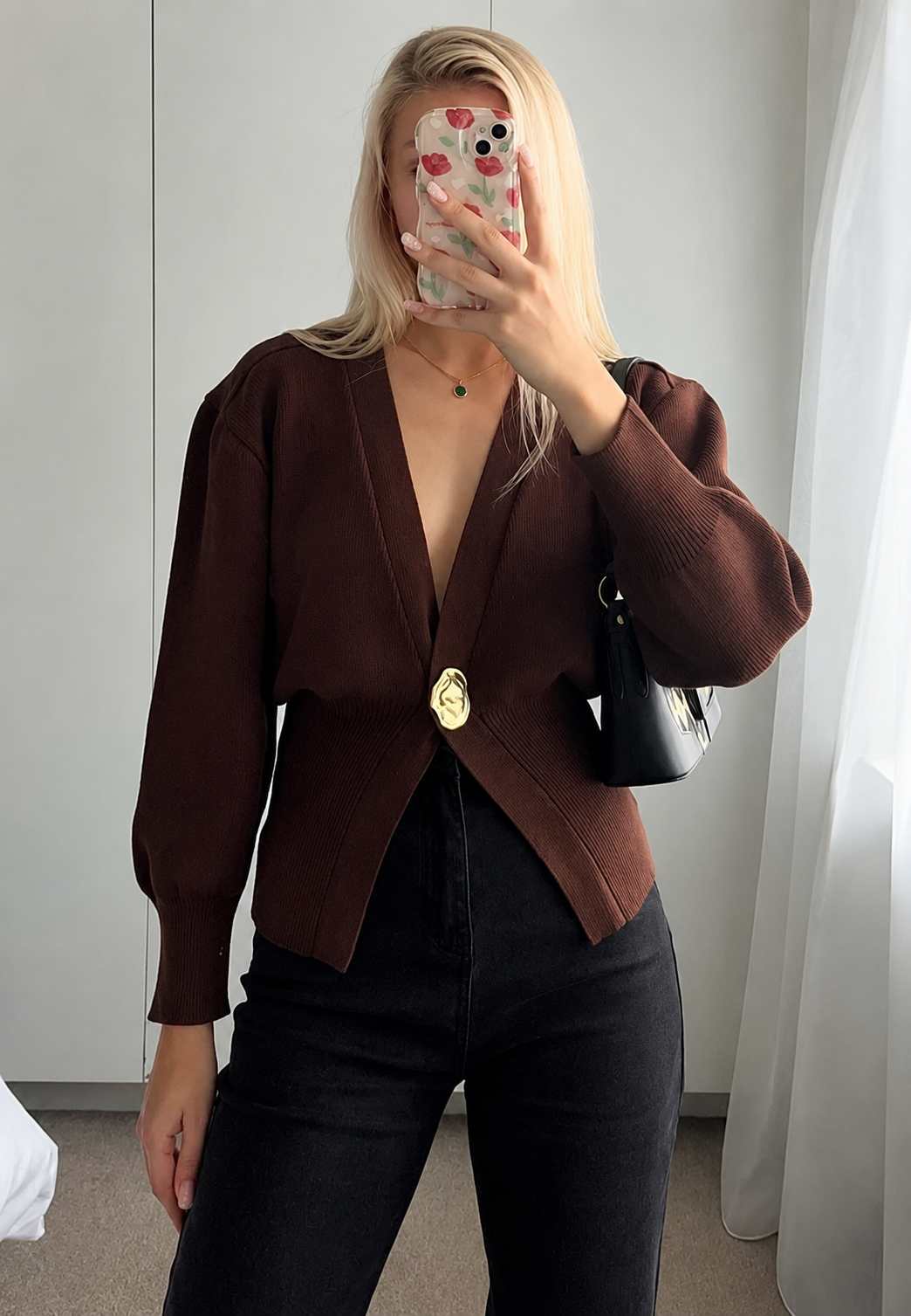 Cardigan femme élégant col V, taille cintrée, boutons bijoux. Pull léger à manches longues pour mode féminine.