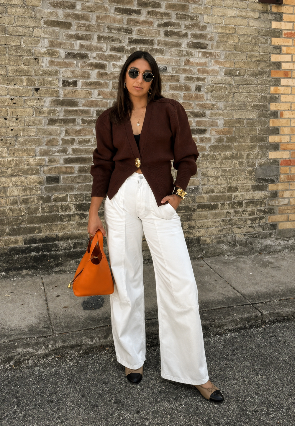 Cardigan élégant femme à col V. Boutons bijoux raffinés et taille cintrée pour une silhouette chic.