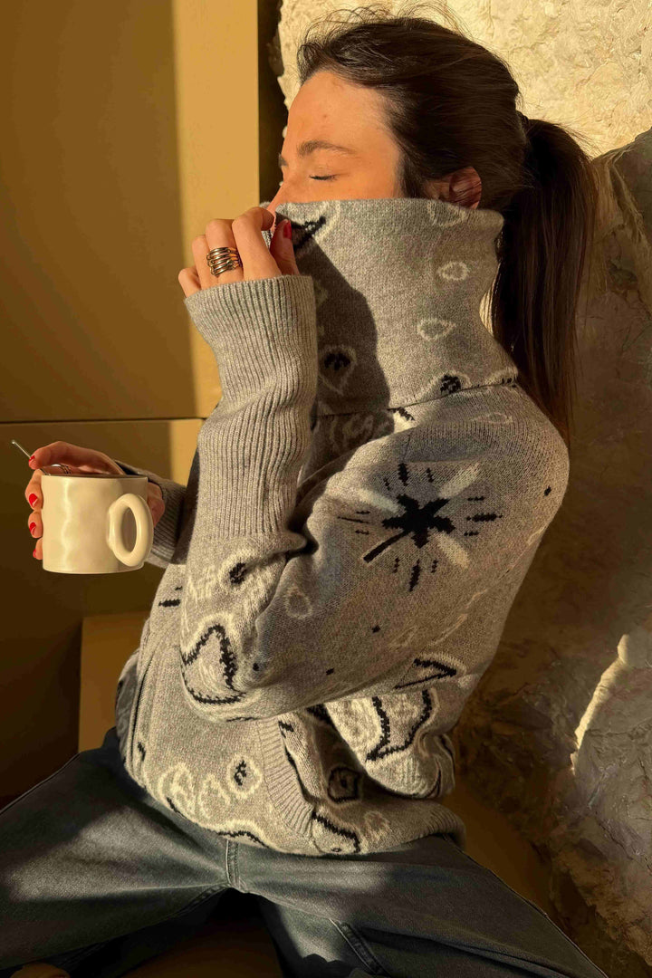 Veste femme confortable à col montant, design graphique unique. Idéale mode automne et hiver.