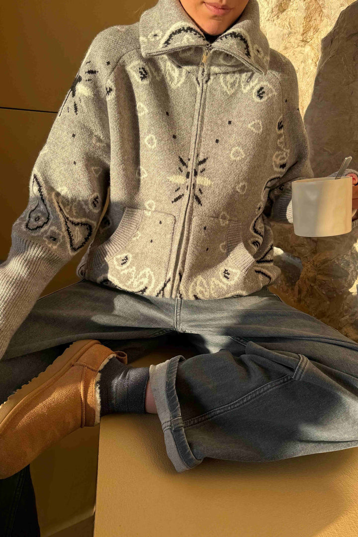 Cardigan femme chaud à motif graphique moderne. Parfait vêtement d'hiver pour une tenue décontractée.