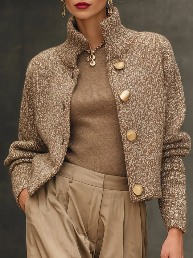 Cardigan femme beige polyvalent, col montant. Style décontracté ou bureau, idéal pour la superposition en automne.