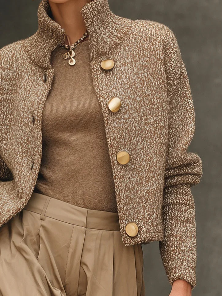 Cardigan élégant beige à col montant pour femme. Tendance et confortable, idéal pour le bureau ou une sortie décontractée.