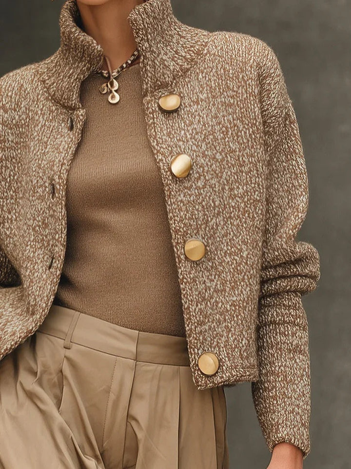Cardigan élégant beige à col montant pour femme. Tendance et confortable, idéal pour le bureau ou une sortie décontractée.
