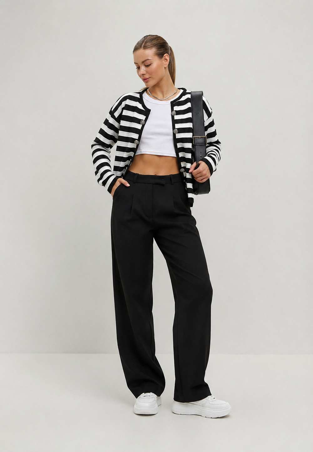 Cardigan femme décontracté coupe ample, rayures bicolores. Manches longues et boutons métalliques.