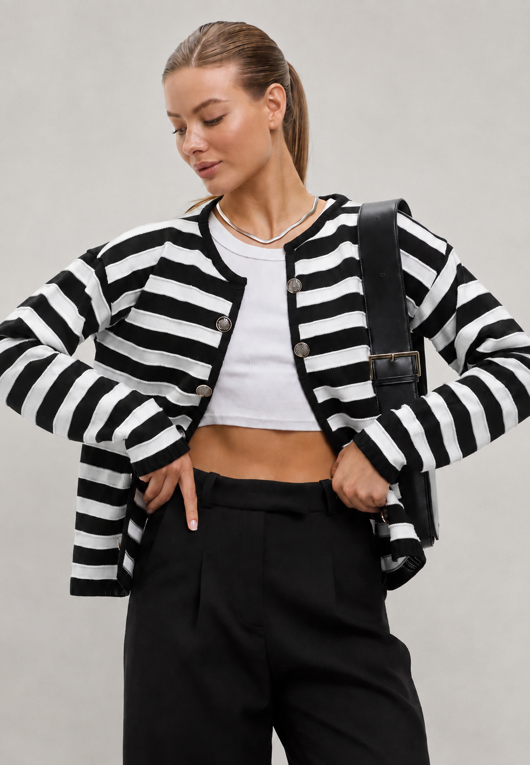 Cardigan femme élégant à rayures bicolores noir & blanc, manches longues. Parfait pour la mode automne.