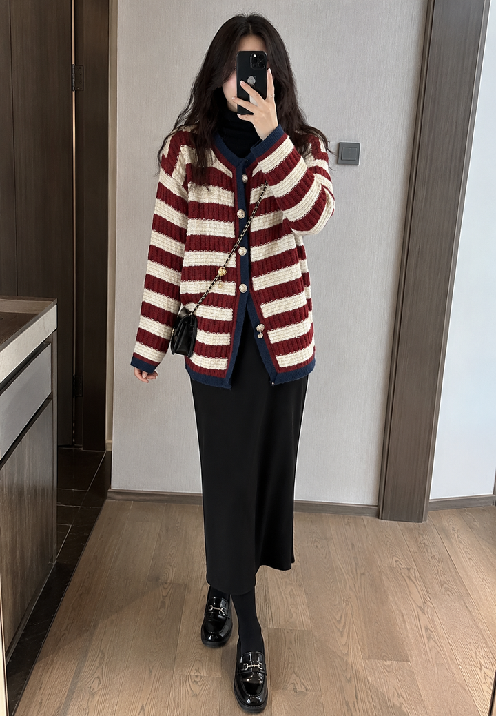 Cardigan femme élégant à rayures, boutons métalliques dorés, parfait pour un look casual chic d'automne. Mode féminine.