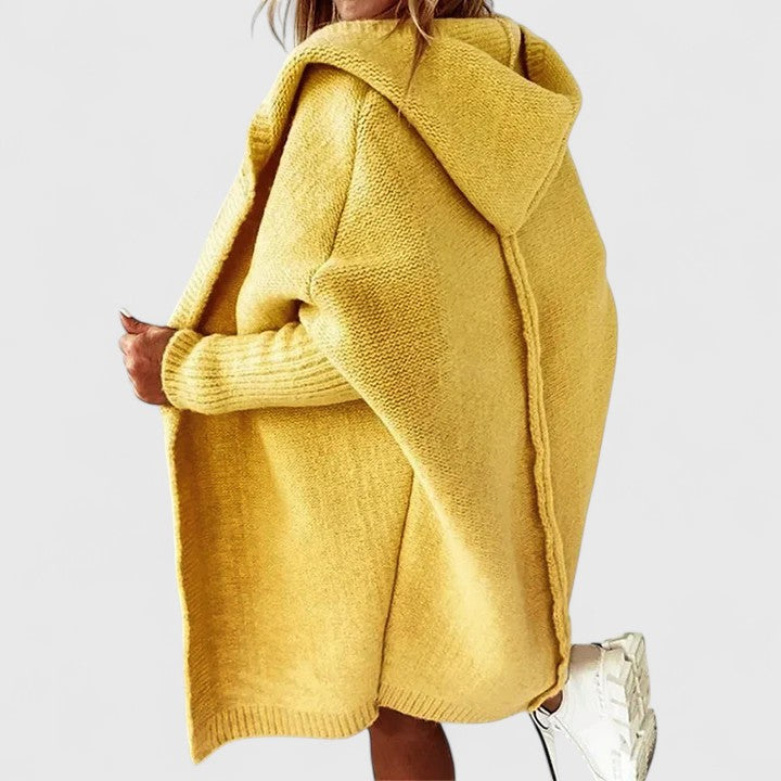 Cardigan femme oversize long avec capuche, parfait pour la mode automne-hiver, confortable et polyvalent.
