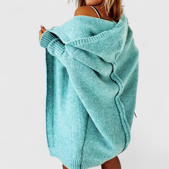 Cardigan à capuche long et ample pour femme, offrant chaleur et style décontracté chic.