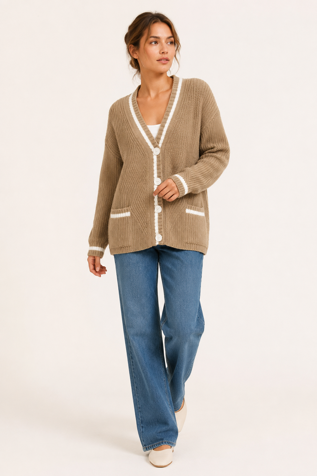 Cardigan femme style chic, col V profond, rangée de boutons. Idéal pour superposer en mode automne-hiver.