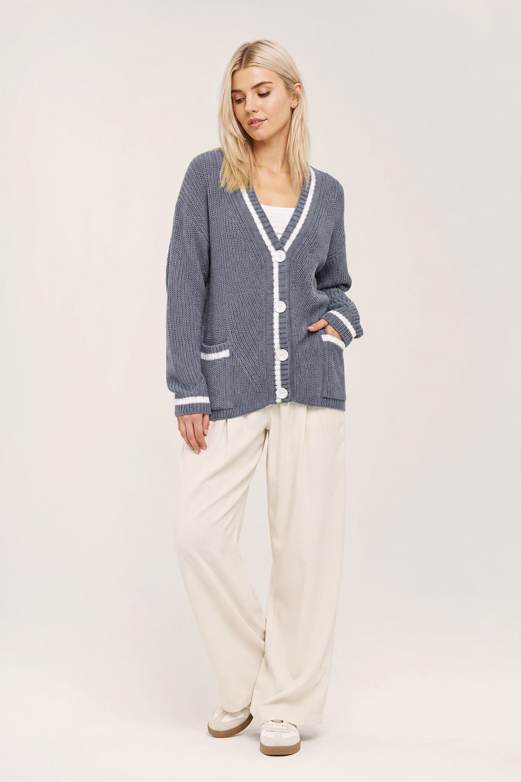 Pull cardigan femme élégant, col V, boutons. Confort chic pour toutes occasions, vêtement mode féminine.