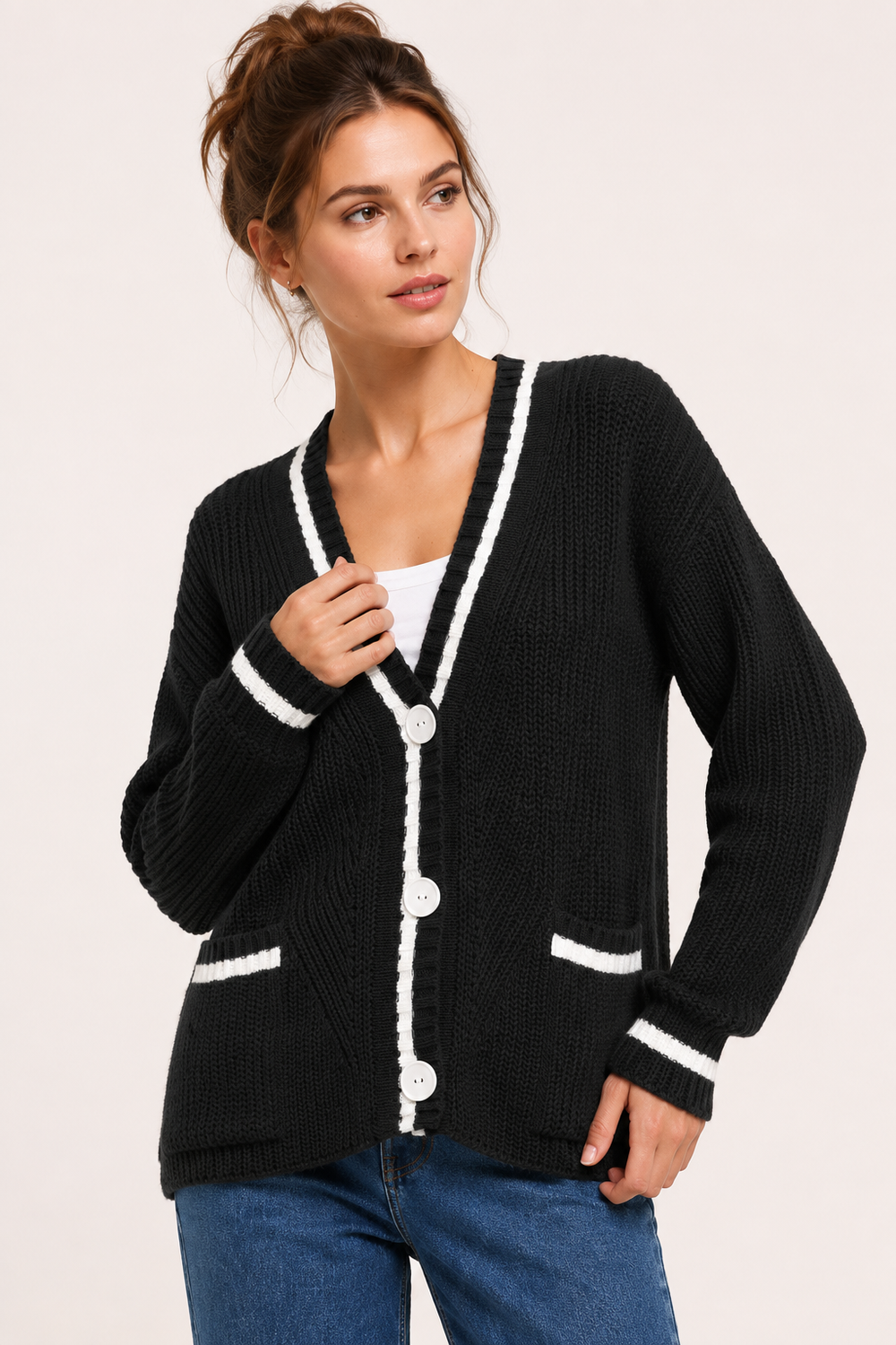 Cardigan femme chic avec col V, boutons décoratifs et poches. Idéal pour un style automne décontracté.