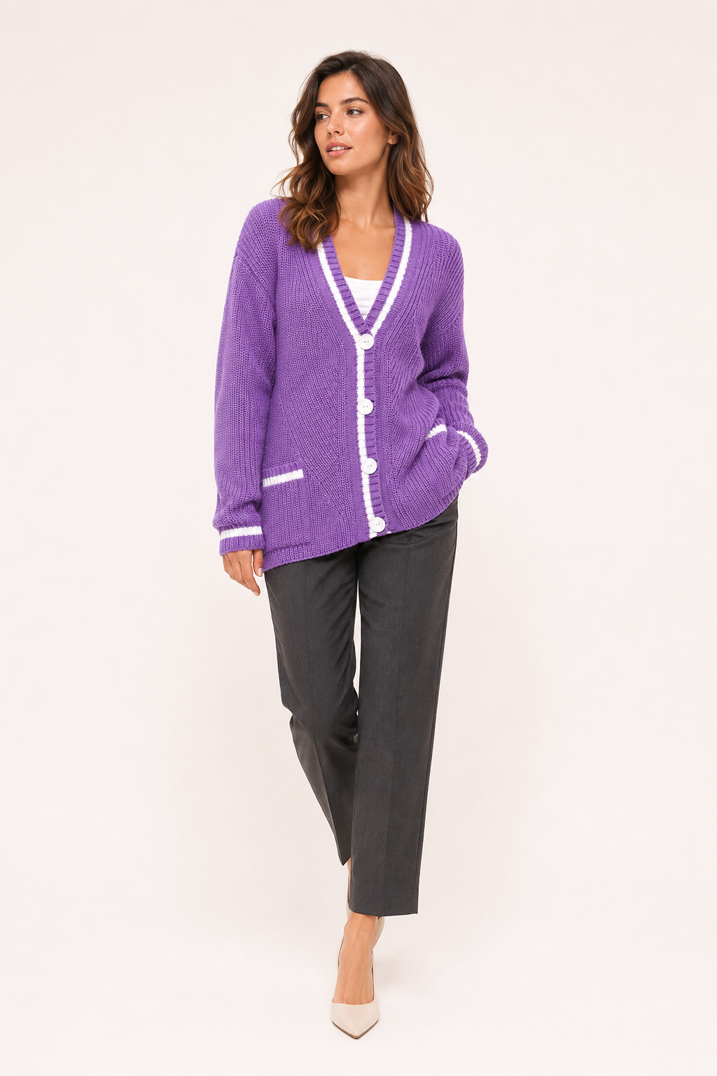 Cardigan femme décontracté-chic, coupe confortable, col V et boutons. Essentiel mode féminine automne.