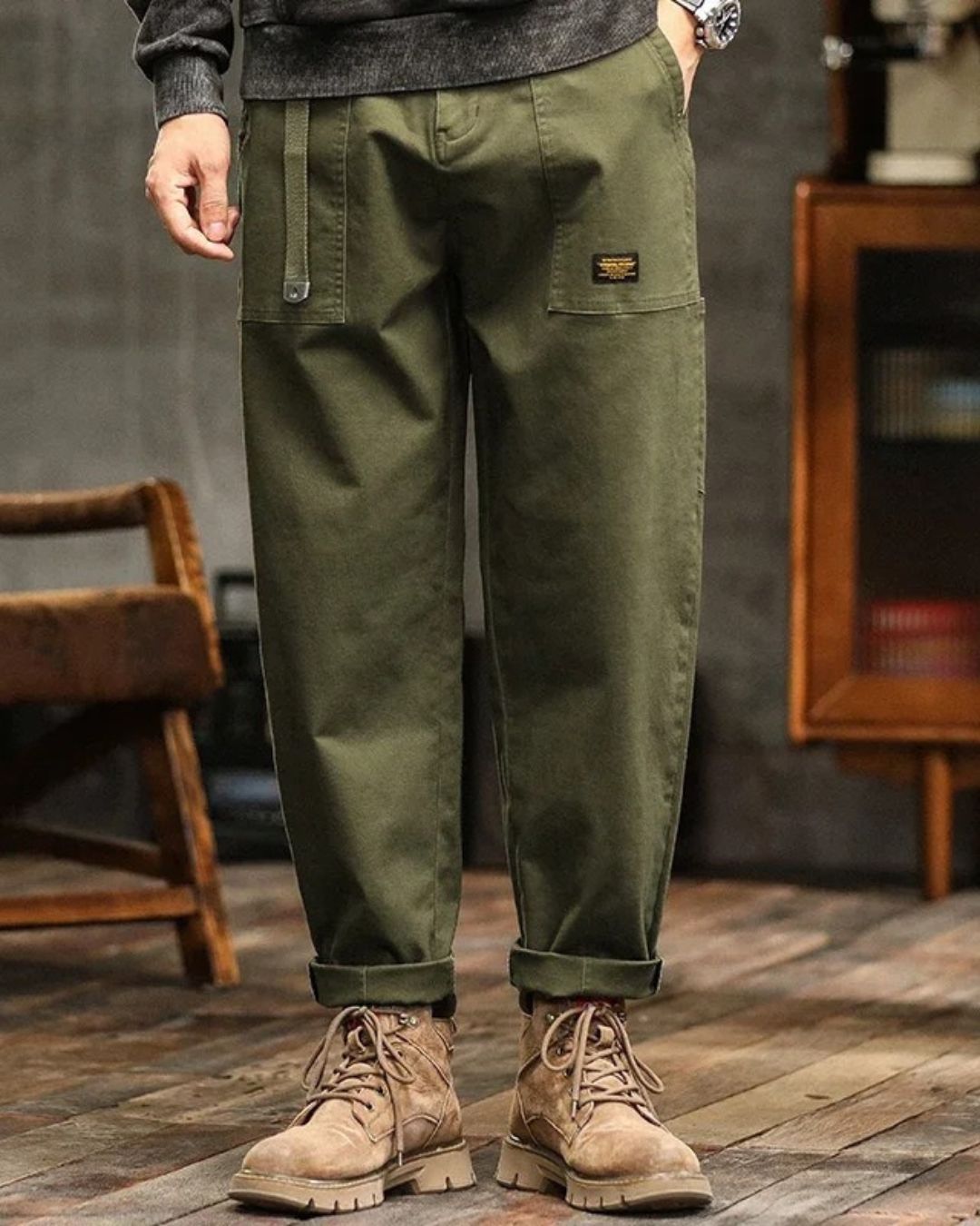 Pantalon cargo homme vintage élégant, multipoches, idéal pour un look décontracté urbain et confortable.