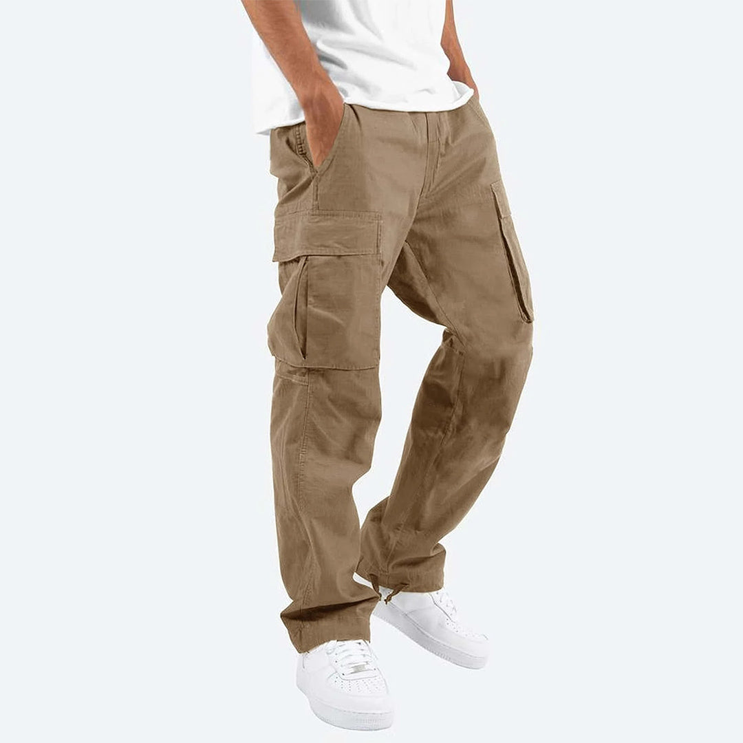 Pantalon cargo homme tendance, coupe droite et multiples poches. Pour un look décontracté et un confort optimal.