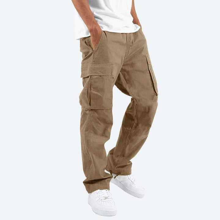 Pantalon cargo homme tendance, coupe droite et multiples poches. Pour un look décontracté et un confort optimal.