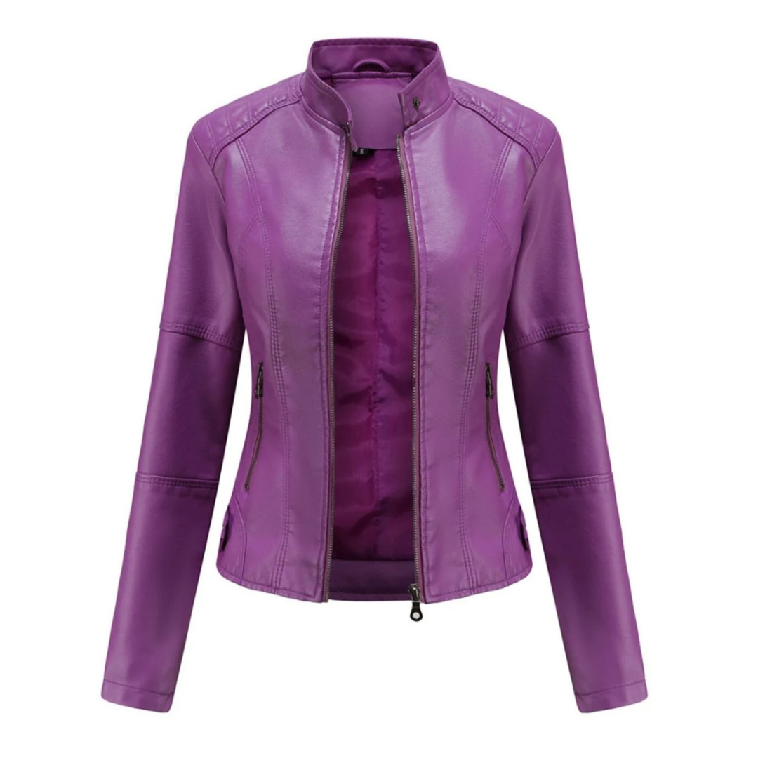 Zoom sur veste motard femme cintrée avec col mao. Tendance urbaine élégante, parfaite pour la mi-saison.