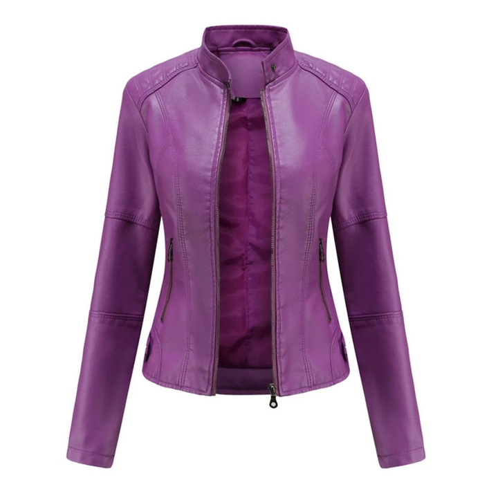 Zoom sur veste motard femme cintrée avec col mao. Tendance urbaine élégante, parfaite pour la mi-saison.